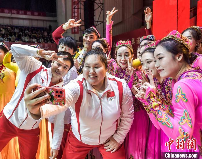 奥运冠军走进新疆校园传递体育精神