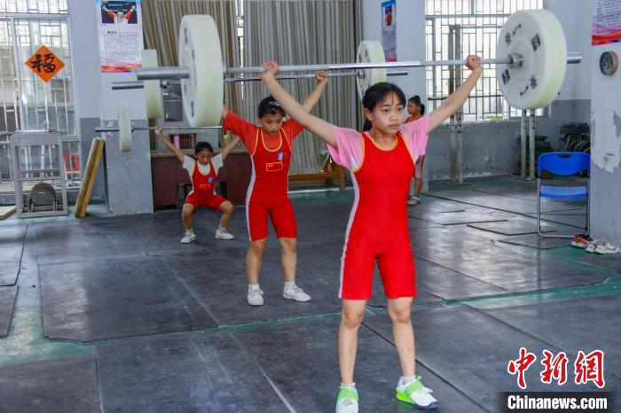 广西桂林五通镇走出五位奥运举重冠军 传统体育