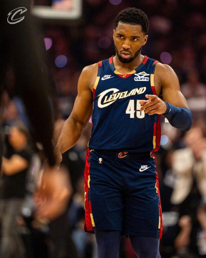 米切尔32分创季后赛历史纪录 骑士大胜猛龙总分