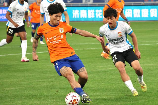 山东泰山泽卡爆射破门 郑智红牌离场1-1战平青岛